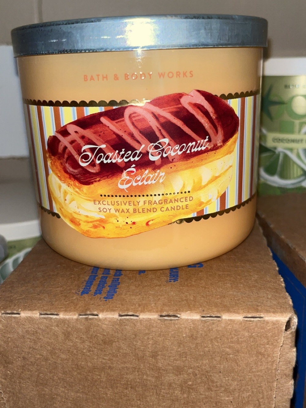 Bath & Body Works Toasted Coconut Éclair Candle